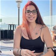 Profesora que cuida a su hijo y también le ayuda con sus tareas